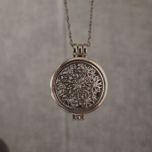 Elegant Floral Pendant Necklace